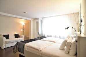 Triple Room | Meja, ruang kerja komputer riba, Wi-fi percuma, cadar katil