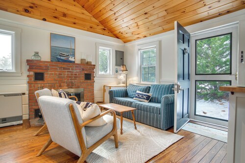 Walk to Beach: South Chatham Home