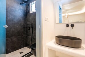 Phòng 3 Deluxe, ban công, quang cảnh biển | Phòng tắm | Buồng tắm vòi sen, máy sấy tóc, áo choàng tắm, dép đi trong nhà