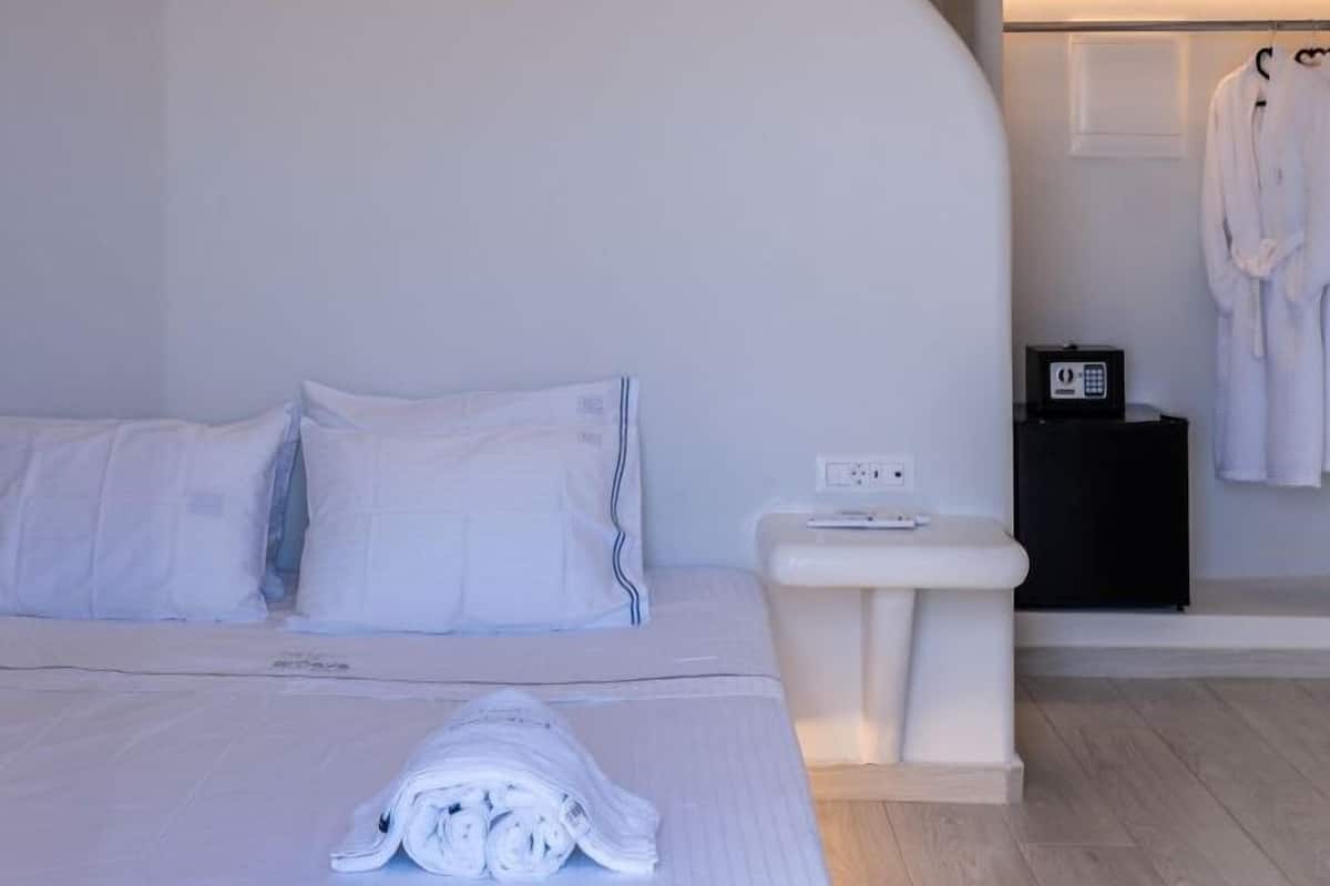 Zen Elegant Beach Front Room | In-room safe, iron/ironing board, free WiFi