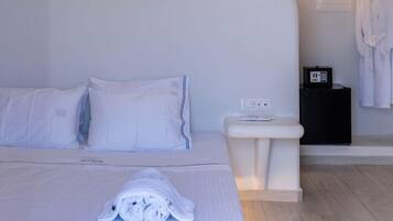 Kahden hengen comfort-huone, parveke, merinäköala | Tallelokero huoneessa, silitysrauta/-lauta, ilmainen Wi-Fi