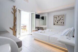 Caja de seguridad en la habitación y tabla de planchar con plancha