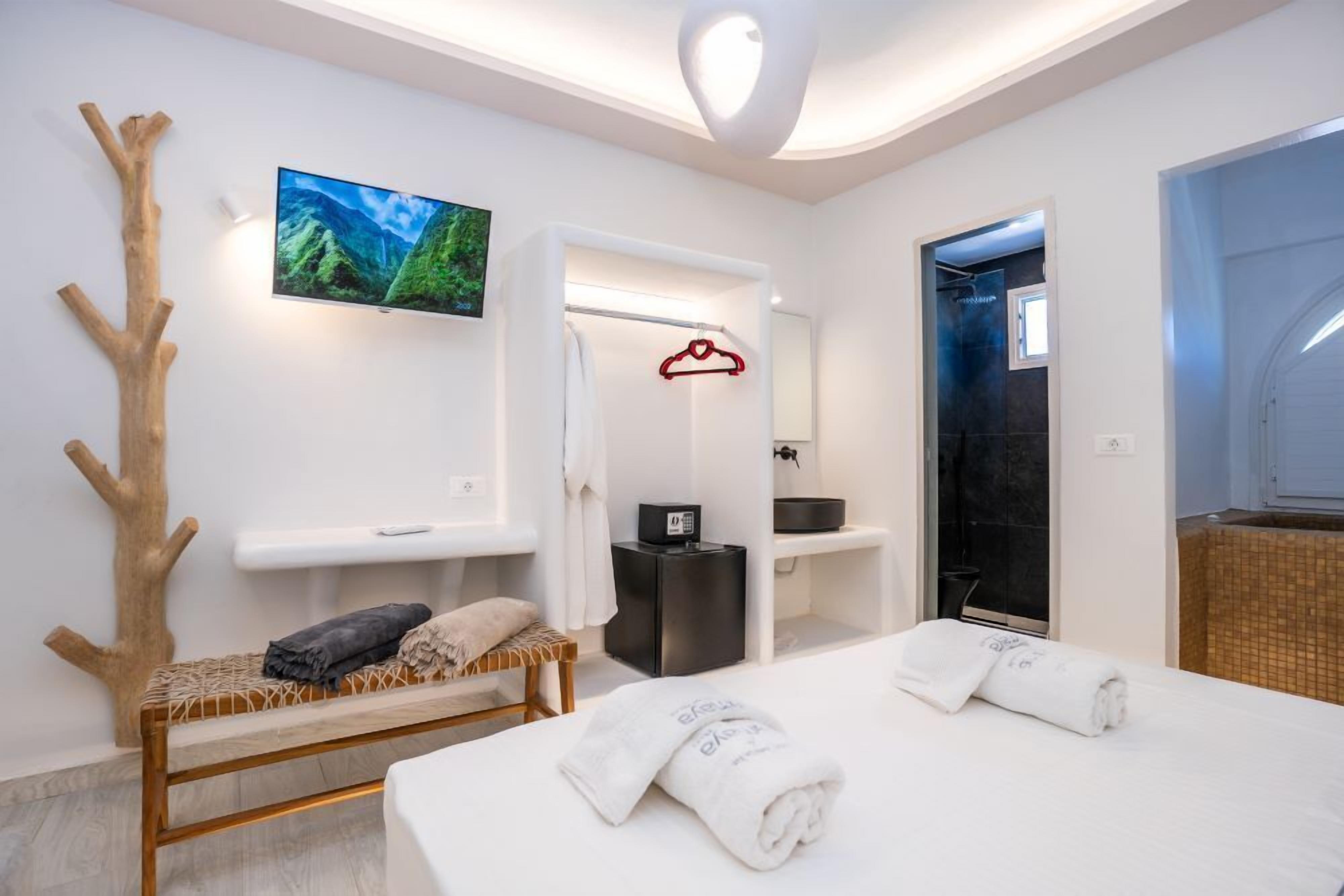 Caja de seguridad en la habitación y tabla de planchar con plancha 