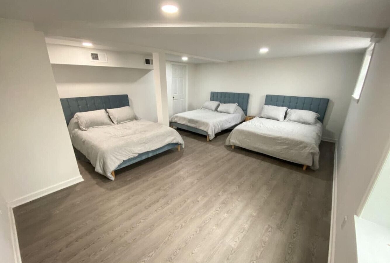 4 makuuhuonetta, työpöytä, silitysrauta/-lauta, vauvan matkasänky