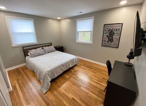 4 habitaciones, escritorio y tabla de planchar con plancha 