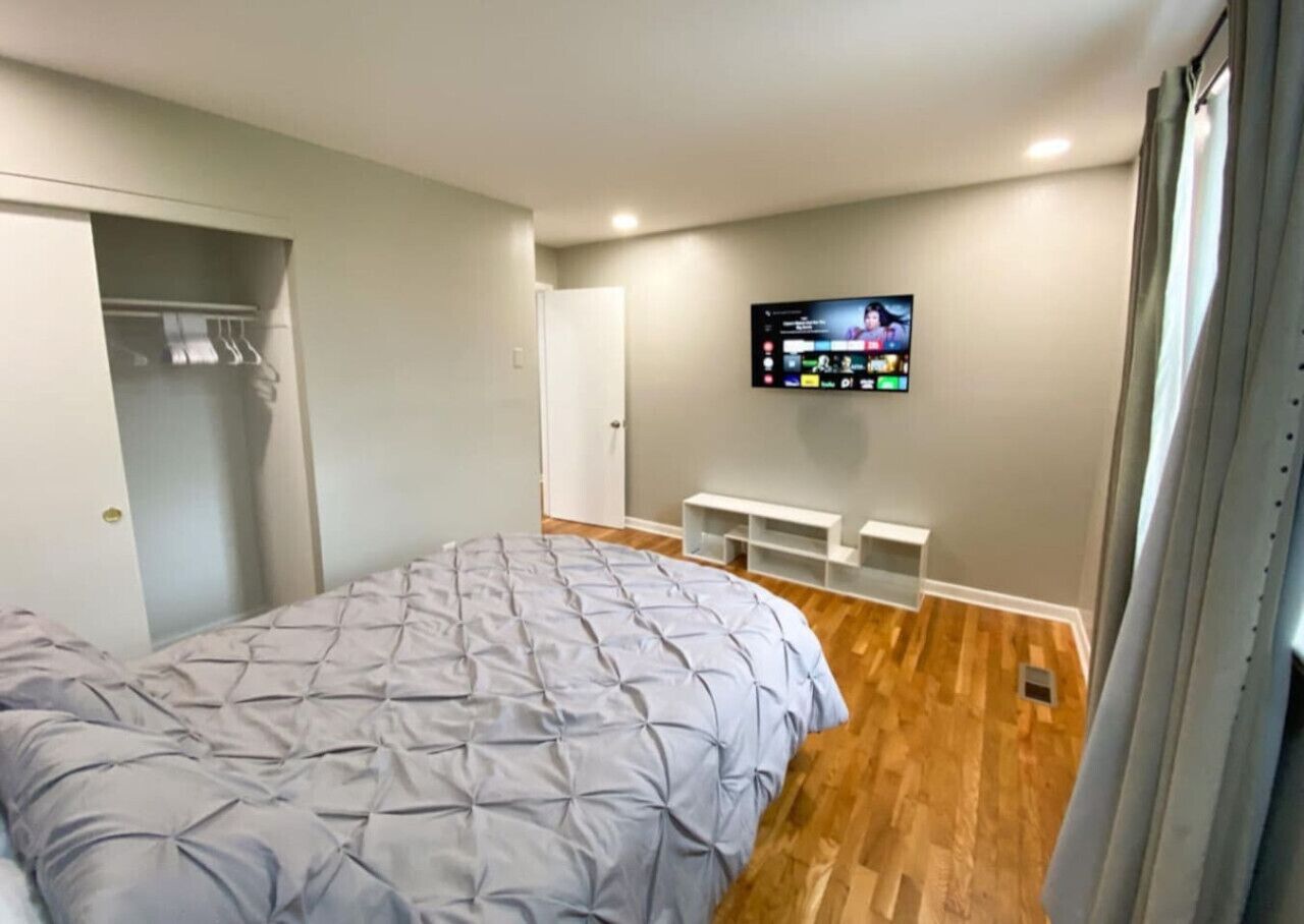 4 bedrooms, desk, iron/ironing board, travel cot