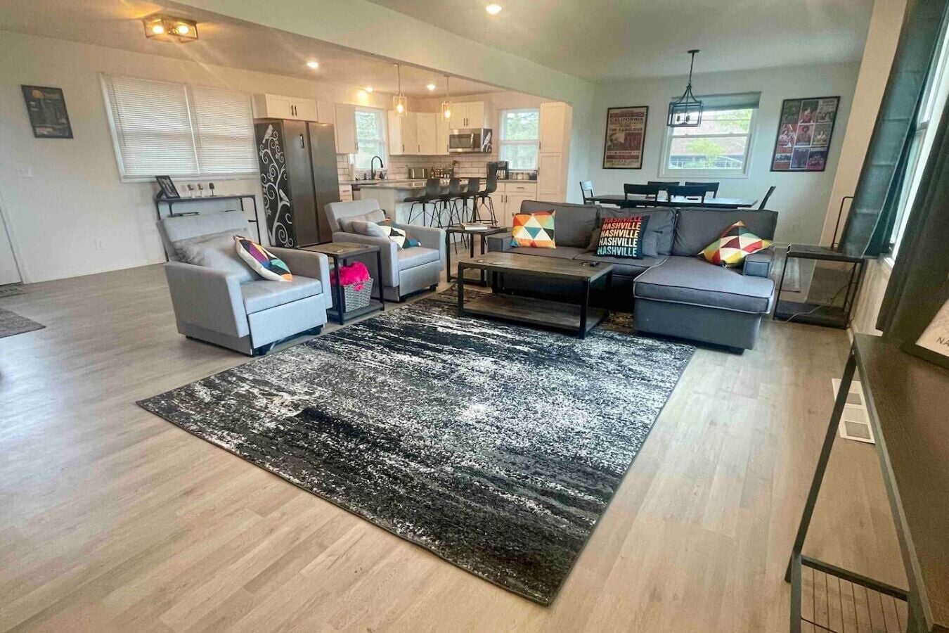 Älytelevisio, videopelejä, pöytätennispöytä, kirjoja