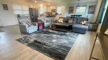 TV connectée, jeux vidéo, table de tennis de table, livres