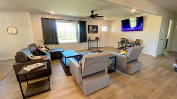 TV connectée, jeux vidéo, table de tennis de table, livres