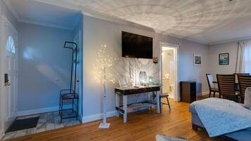 5 quartos, escrivaninha, ferros/tábuas de passar roupa