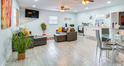 12 Mi to Dtwn Tampa: Vibrant Home w/ Outdoor Space