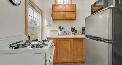 Near Rivers & Trails: Cabin in Rural Grants Pass