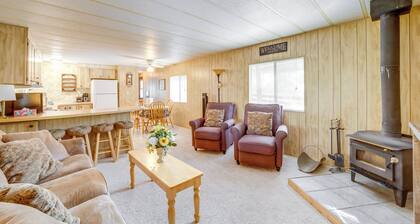Near Hiking Trails: Tranquil Cabin in Munds Park!