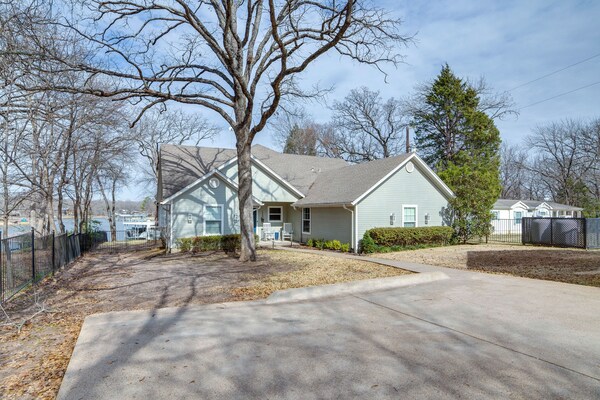 Dock & Lake Access: Gem On Cedar Creek Reservoir - Log Cabin, TX