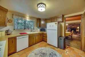 House (3 Bedrooms) | Interior - 5 Mi to Castlewood Canyon: 'grandma's House' (Franktown)