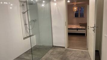 Dusj, hårføner, håndklær og såpe