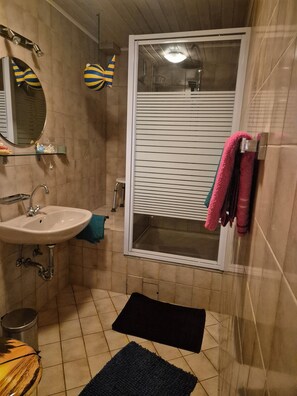 Ducha, secador de pelo, toallas y jabón