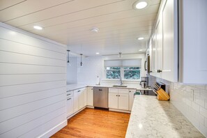 Apartment (3 Bedrooms) | Interior - Walk to Beach: Jamestown Home w/ Bridge Views! (Jamestown)