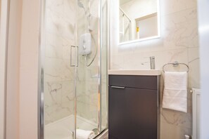 Shower, hair dryer, towels, soap - Wild Atlantic Way Retreat by Shortstays (Furbogh)