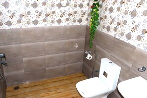 Habitación triple Deluxe, balcón, vistas a la montaña | Baño | Ducha, secador de pelo, toallas y jabón