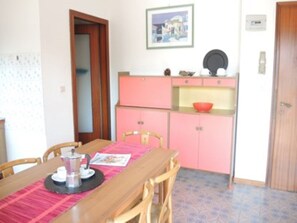 Appartamento, 2 camere da letto, balcone, vista città | Sala da pranzo