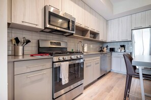 Kjøleskap, mikrobølgeovn, ovn og kokeplater