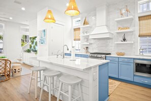 Køleskab, mikrobølgeovn, ovn, kogeplade