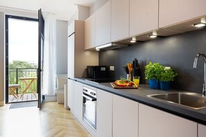 Fridge, microwave, oven, stovetop - Rudolf 33. (Berlin)