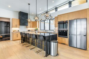 House (5 Bedrooms) | Interior