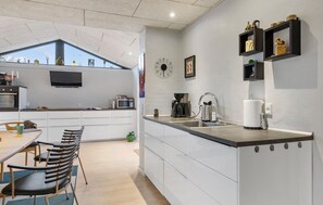 Een koelkast, een oven, een kookplaat, een vaatwasser