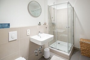Shower, hair dryer, towels - Flora 16.. (Berlin)