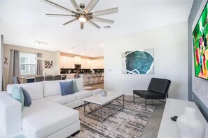 ハウス | 6 室のベッドルーム、デスク、インターネットアクセス