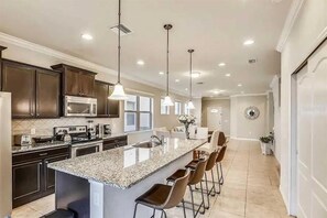 Hus | 5 sovrum, skrivbord och internet