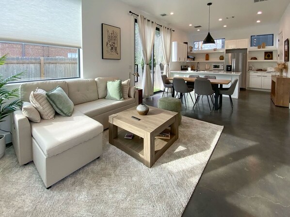 House | 2 bedrooms, Internet - Modern Home Near the University of Texas (Austin)