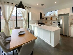 House | 2 bedrooms, Internet - Modern Home Near the University of Texas (Austin)