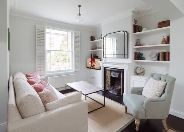 3 bedrooms - Newly Refurbished House Sleeps 5 (London)