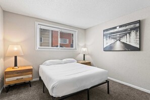 2 عدّة غرف نوم ومكواة/لوح كي وواي فاي وملاءات أسرّة