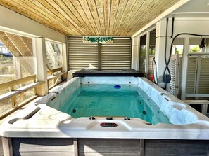 Outdoor spa tub