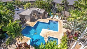A residential area with a swimming pool surrounded by palm trees and houses. - Grand Champions #147 Golf Course Views Full Kitchen AC In Bedrooms (Kihei)