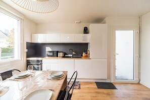 Kylskåp, mikrovågsugn, ugn och diskmaskin