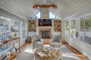 TV, fireplace