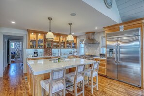 Micro-ondes, plaque de cuisson, lave-vaisselle, cafetière/bouilloire