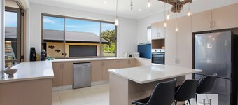Ocean Breeze - Pool, Beaches & Shops close by!