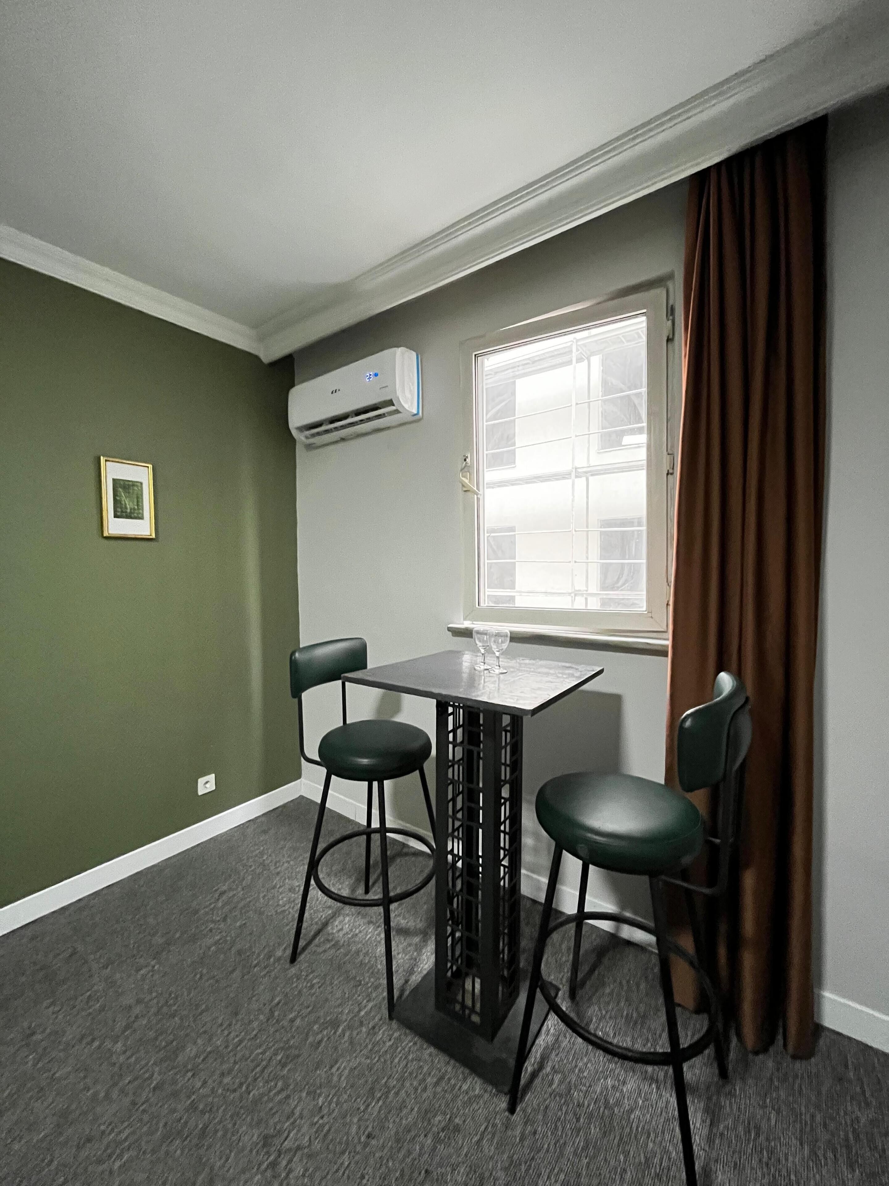 Egyptian cotton sheets, premium bedding, minibar, desk