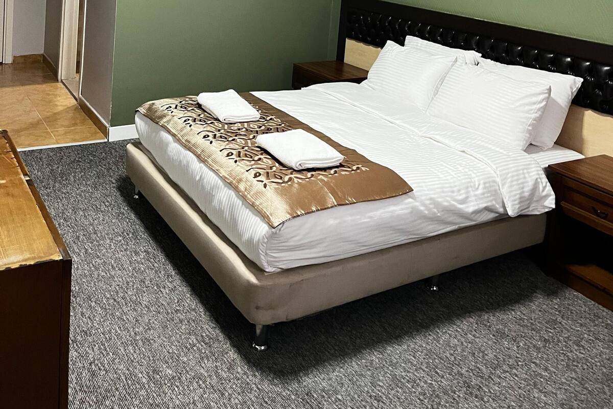Egyptian cotton sheets, premium bedding, minibar, desk