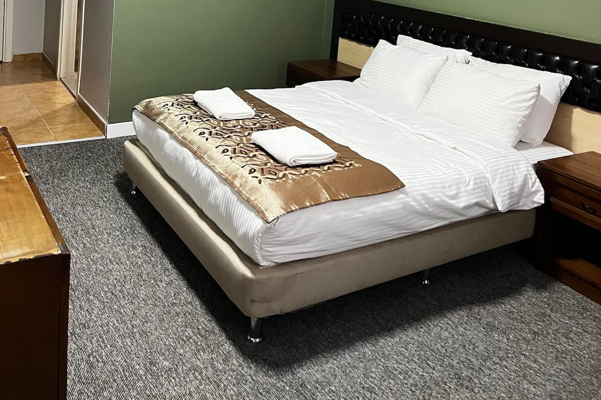 Egyptian cotton sheets, premium bedding, minibar, desk