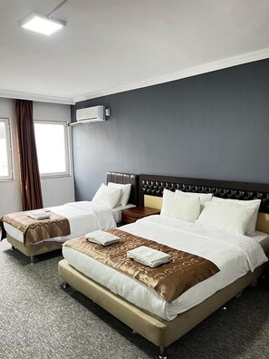 Superior kamer | Lakens van Egyptisch katoen, luxe beddengoed, een minibar, een bureau