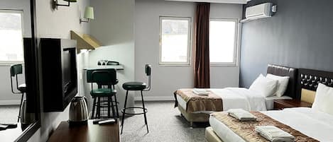 Kamar Superior | Seprai katun Mesir, seprai premium, minibar, dan meja kerja