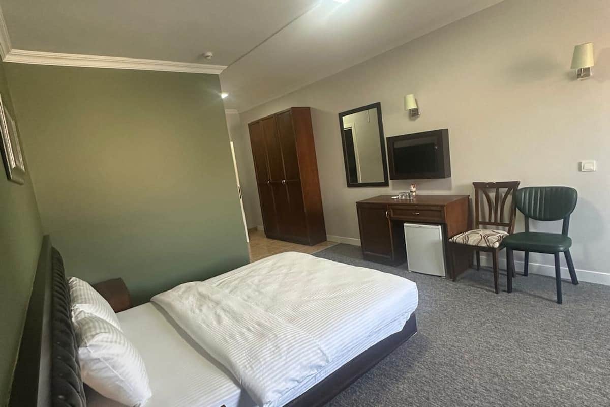 1 bedroom, Egyptian cotton sheets, premium bedding, minibar