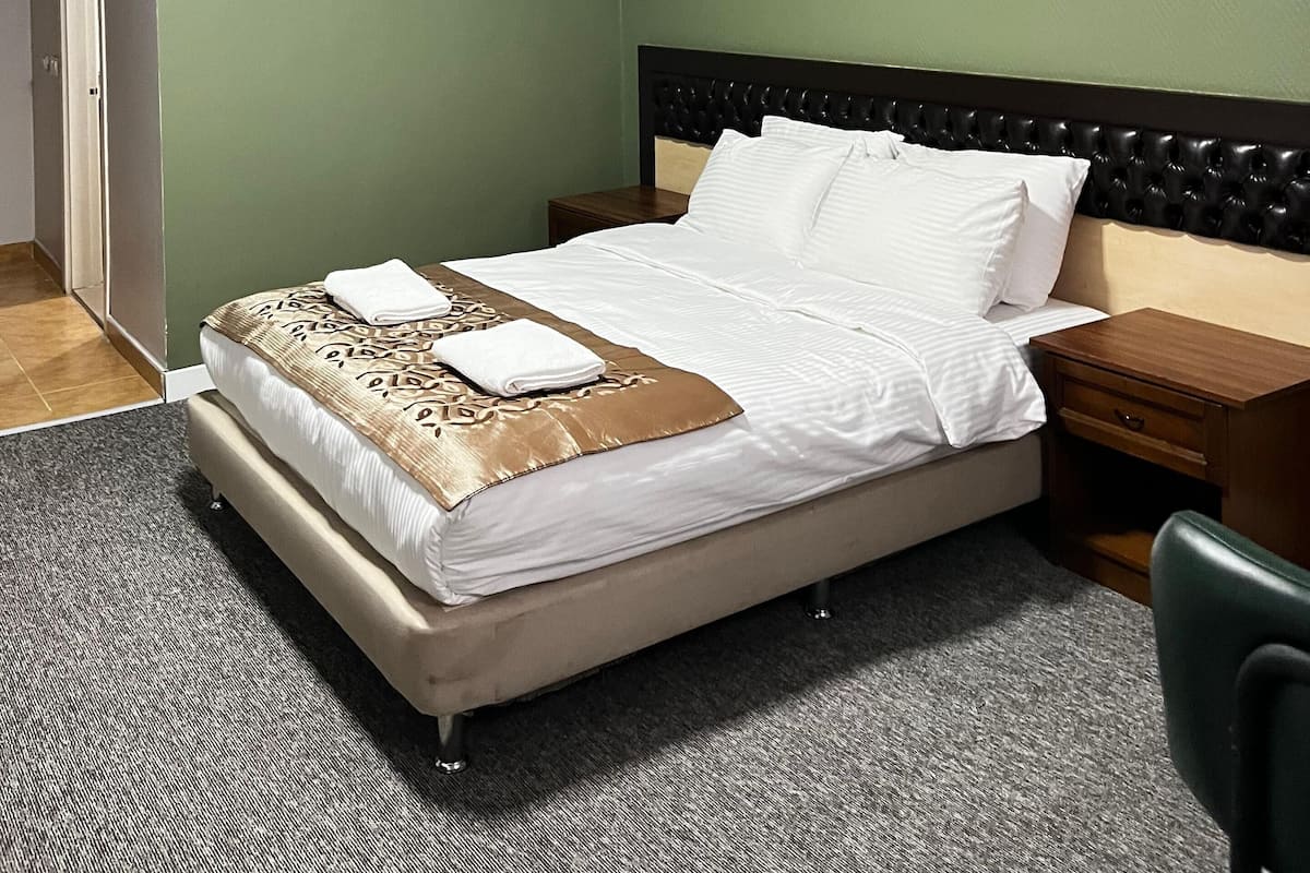 Standard Room | Egyptian cotton sheets, premium bedding, minibar, desk